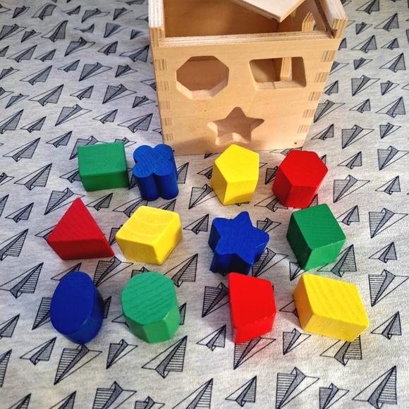 Melissa & Doug Classic Toy Shape Sorting Cube 2-5 years - Picture 3 of 6